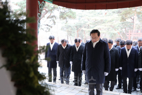 손태승 우리금융그룹 회장이 1일 경기도 남양주 소재 홍유릉에서 고객신뢰와 혁신으로 1등 종합금융그룹 달성을 기원하는 참배를 하고 있다. 우리금융그룹 제공
